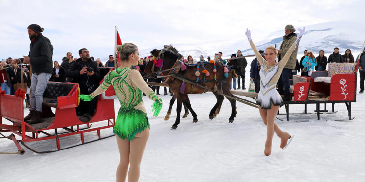 Yüzeyi buz tutan Çıldır Gölü'nde kurtuluş dansı