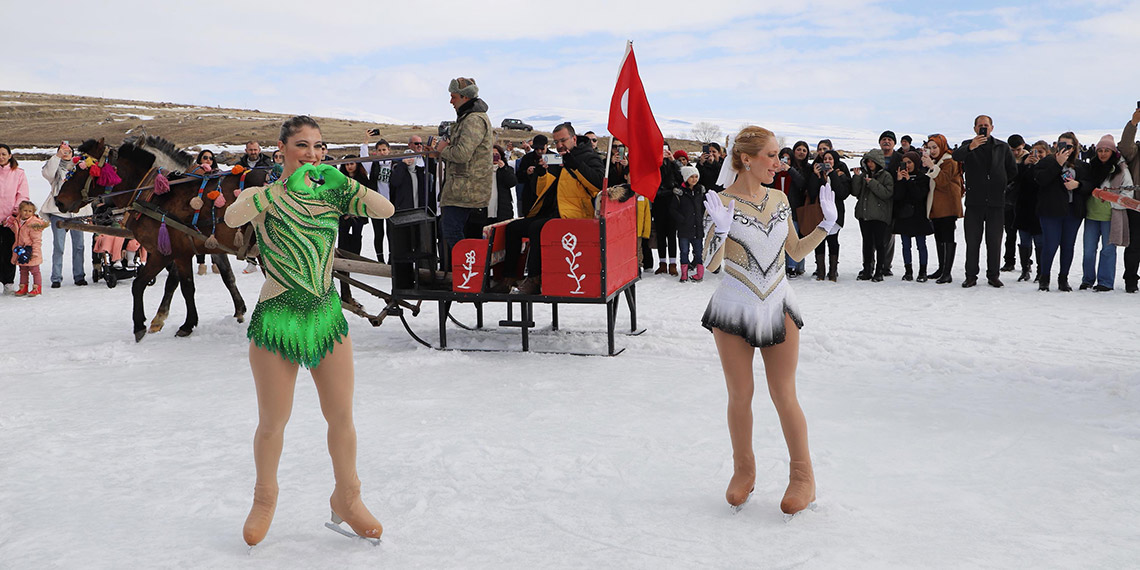 Yüzeyi buz tutan Çıldır Gölü'nde kurtuluş dansı
