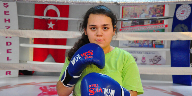 Zihinsel engelli Yarennur, muay thai ile hayata tutunuyor