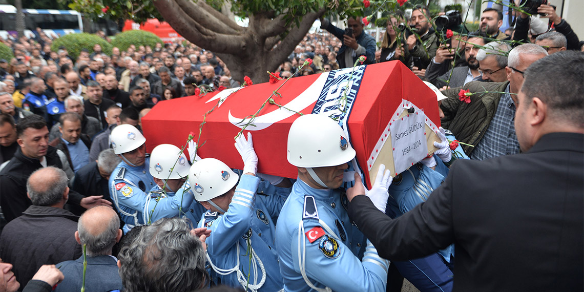 Adana'da makamında, belediyeye bağlı Halk Ekmek Fabrikası'nda çalışan Mikail G. tarafından tabancayla vurularak öldürülen, Büyükşehir Belediye Başkanı Zeydan Karalar'ın özel kalem müdür vekili Samet Güdük (40) için tören düzenlendi.