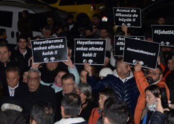 Yıkılan binaların enkazının kaldırıldığı alanlarda hüzün