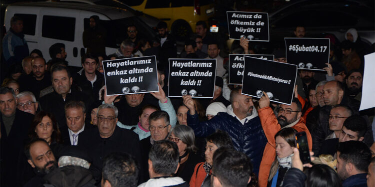 Yıkılan binaların enkazının kaldırıldığı alanlarda hüzün