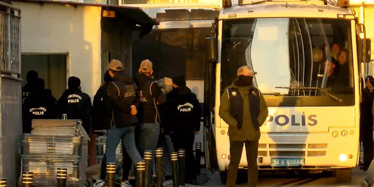 Terör saldırısına ilişkin soruşturmada gözaltına alınan 95 şüpheli adliyede
