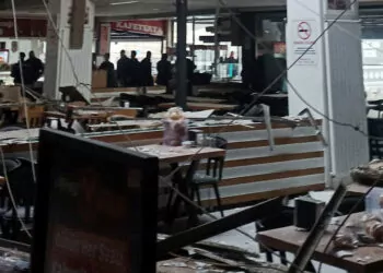 Afyonkarahisar-i̇zmir karayolunda restoranın asma tavanı çöktü