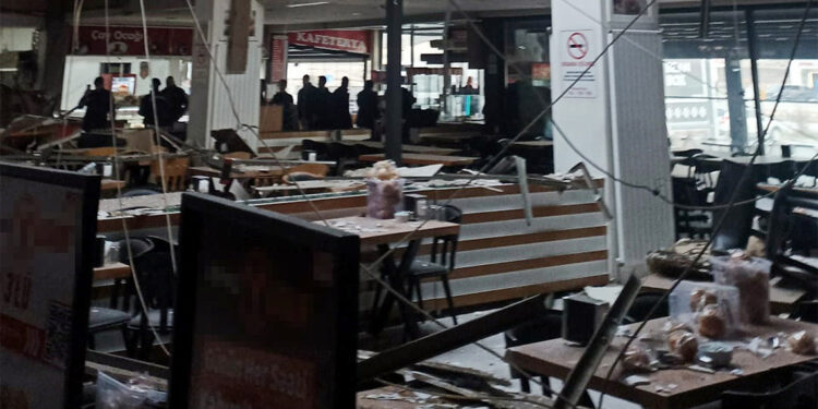 Afyonkarahisar-İzmir karayolunda restoranın asma tavanı çöktü