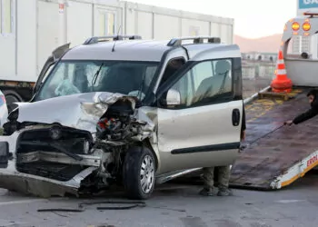 Afyonkarahisar'da 4 aracın karıştığı zincirleme kazada 10 kişi yaralandı