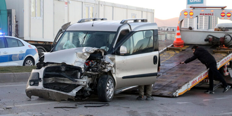 Afyonkarahisar'da 4 aracın karıştığı zincirleme kazada 10 kişi yaralandı