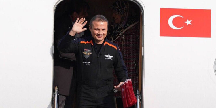 Alper Gezeravcı Türkiye'ye döndü