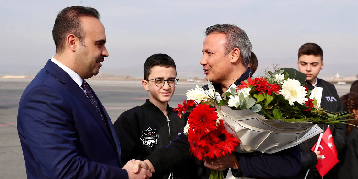 Türkiye'nin ilk astronotu Alper Gezeravcı Türkiye'ye döndü. Alper Gezeravcı'yı Sanayi ve Teknoloji Bakanı Fatih Mehmet Kacır karşıladı.
