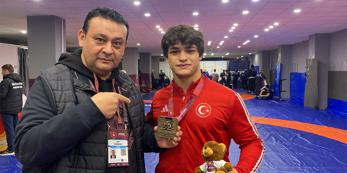 Avrupa Güreş Şampiyonası'nda grekoromen stil 82 kiloda şampiyon olarak altın madalya kazanan Alperen Berber, “Çok mutluyum, çok gururluyum. Sorumluluğumun farkındayım. Vatan için yaptım. Tek motivasyonum vatandı. İlk şampiyonluğumu milletime armağan ediyorum” dedi.