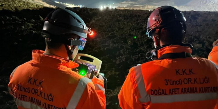 Erzincan'ın İliç ilçesindeki altın madeni sahasında meydana gelen toprak kayması alanında arama kurtarma çalışmasına askerler de katıldı.