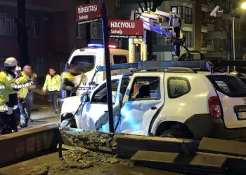 Ankara'da 2 otomobil çarpıştı; 1 ölü 2 yaralı