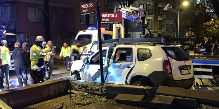 Ankara'da 2 otomobil çarpıştı; 1 ölü 2 yaralı