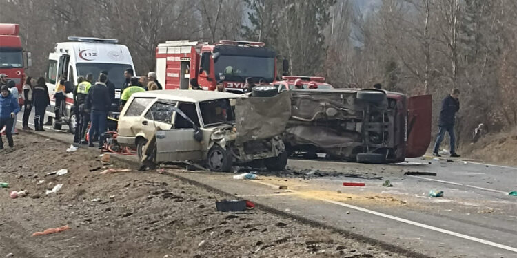 Ankara'da iki otomobilin kafa kafaya çarpıştı; 4 ölü