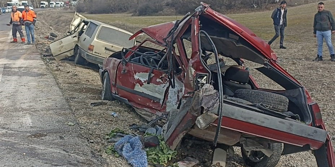 Ankara'da iki otomobilin kafa kafaya çarpıştığı kazada 4 kişi öldü, 2 kişi yaralandı. Çevredekilerin ihbarı üzerine kaza yerine polis, sağlık ve itfaiye ekipleri sevk edildi.