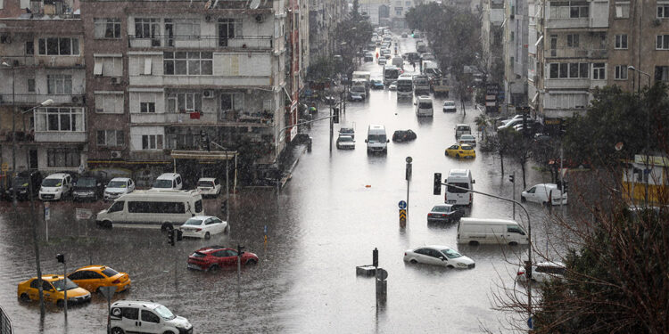 Antalya'da onlarca araç suya gömüldü