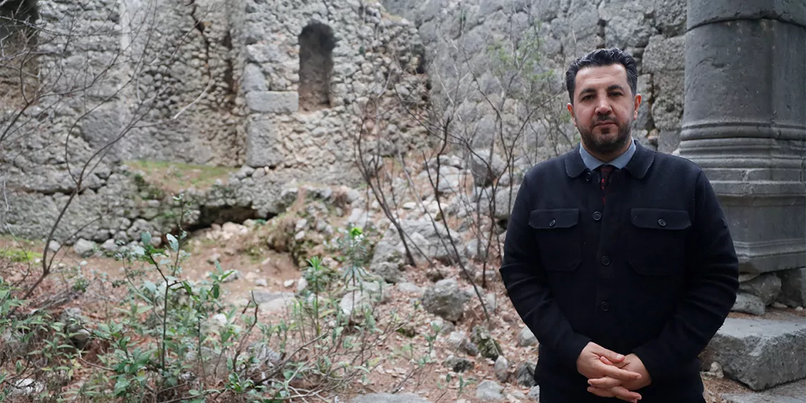 Antalya'daki trebenna antik kenti’nde dedektörle arama yapan define avcılarının mezarları kazdığı, antik yapılara zarar verdiği ortaya çıktı.