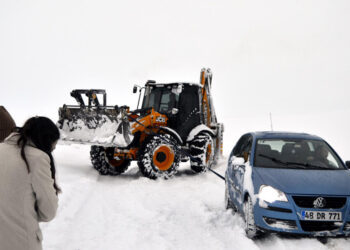 Van'da araçları kara saplanan 3 öğretmen kurtarıldı