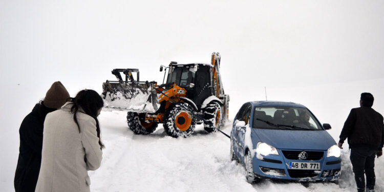 Van'da araçları kara saplanan 3 öğretmen kurtarıldı