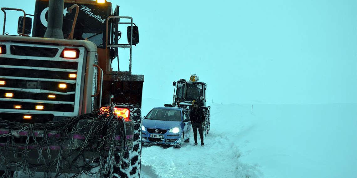 Van'da araçları kara saplanan 3 öğretmen kurtarıldı