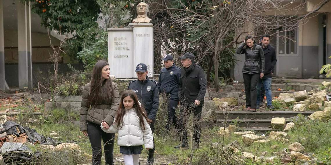 Kanal d ekranında 18 yıldır yayınlanan polisiye dizi arka sokaklar, kahramanmaraş merkezli art arda yaşanan depremlerin birinci yılına özel olarak bir bölüm çekti. Arka sokaklar oyuncuları, hatay’da enkazların arasında yapılan çekimler esnasında duygusal anlar yaşadı.