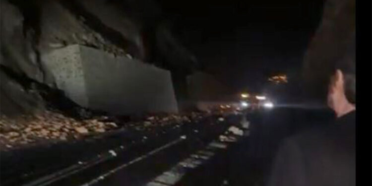 Artvin- Borçka karayolunda heyelan