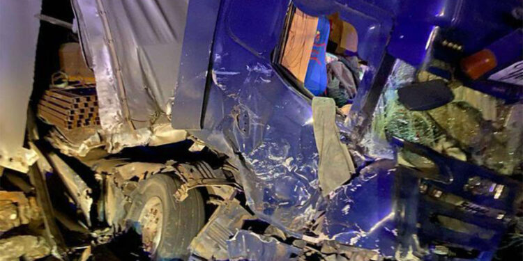 Artvin'de heyelan; kaya parçaları yola aktı