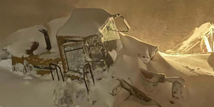 Artvin'de kamyonet ve iş makinesi üzerine çığ düştü