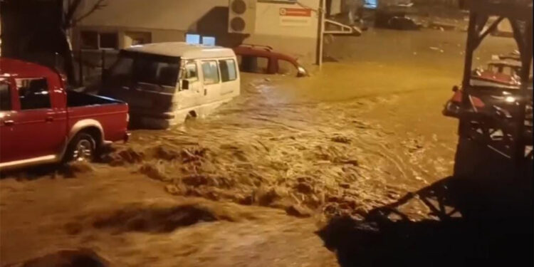 Artvin'de sağanak sele neden oldu, 3 bina tahliye edildi