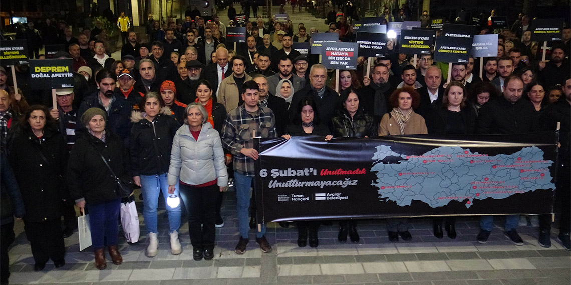 Deprem felaketlerinin birinci yılında hayatını kaybedenler unutulmadı