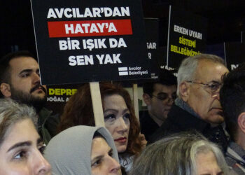 Deprem felaketlerinin birinci yılında hayatını kaybedenler unutulmadı
