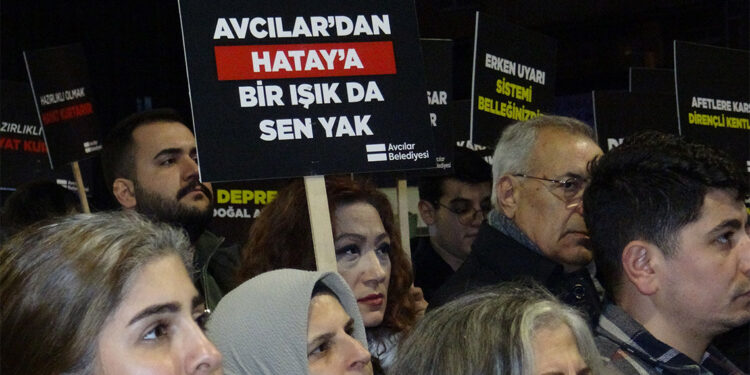 Deprem felaketlerinin birinci yılında hayatını kaybedenler unutulmadı