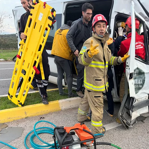 Ayvalık'ta fabrika işçilerinin taşındığı servis minibüsü ile tir çarpıştı