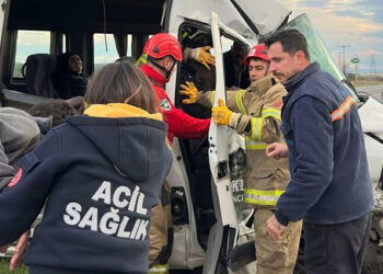 Ayvalık'ta fabrika işçilerinin taşındığı servis minibüsü ile TIR çarpıştı