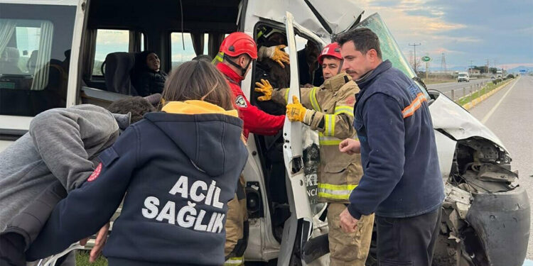 Ayvalık'ta fabrika işçilerinin taşındığı servis minibüsü ile TIR çarpıştı