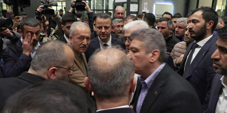 Aziz Yeniay saldırıda yaralanan kadını ziyaret etti