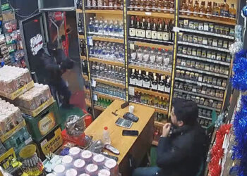 Bahçelievler'de tekel bayisine silahlı saldırı güvenlik kamerasında