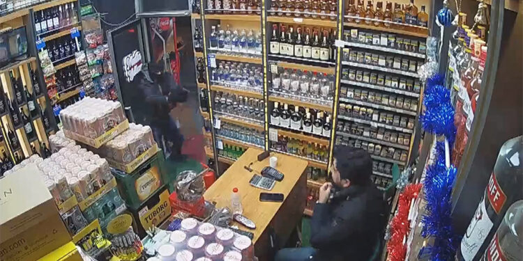 Bahçelievler'de tekel bayisine silahlı saldırı güvenlik kamerasında