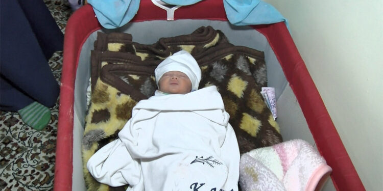 Minibüste doğan Asmin bebek 14 gün sonra yuvasına kavuştu