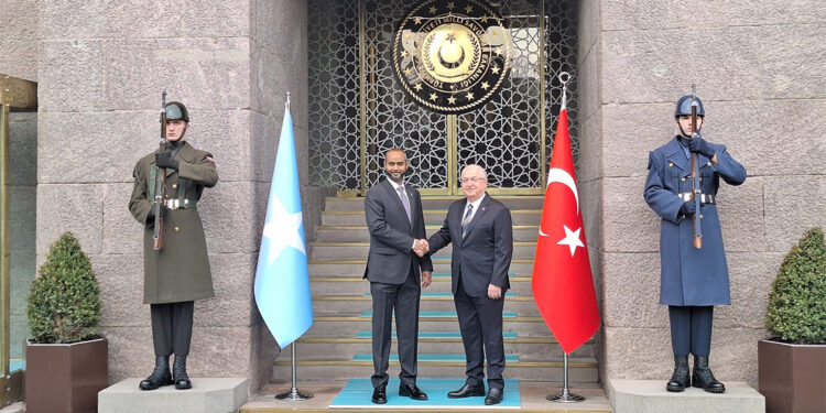 Yaşar Güler Somali Savunma Bakanı ile bir araya geldi