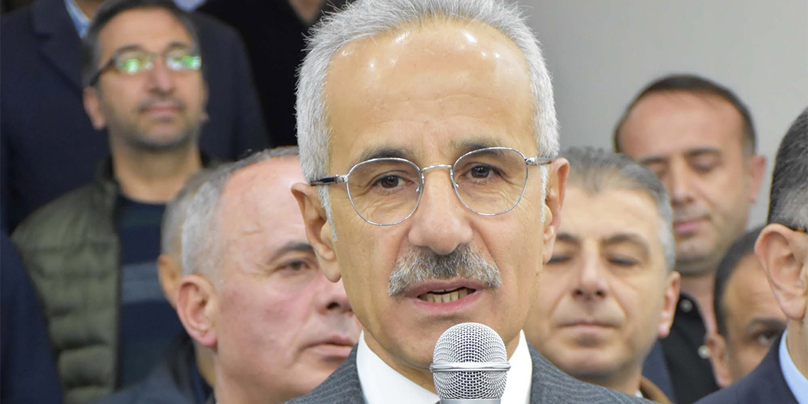 Ulaştırma ve Altyapı Bakanı Abdulkadir Uraloğlu, Erzincan'ın İliç ilçesindeki maden kazasına ilişkin, "Büyük bir olay. 9 vatandaşımıza henüz ulaşılmış değil. Yoğun şekilde çalışmalar devam ediyor. Temennimiz, göçük altındaki vatandaşlarımıza sağ salim ulaşılmasıdır" dedi.