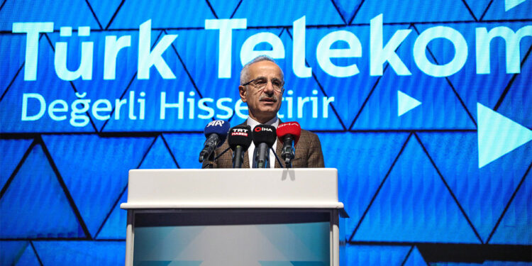 Türkiye'yi telekomünikasyon merkezi haline getiriyoruz