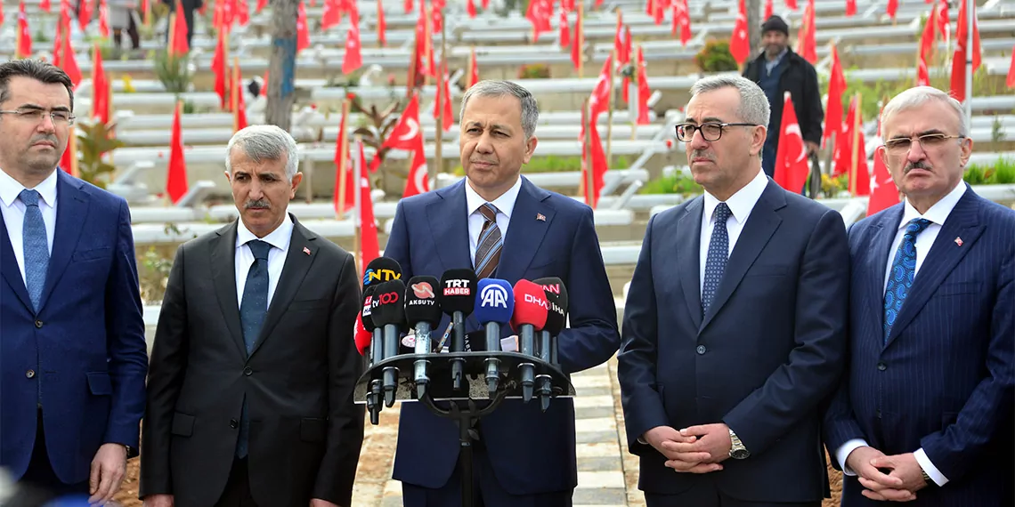 İçişleri bakanı ali yerlikaya, geldiği 6 şubat depremlerinin merkez üssü kahramanmaraş’ta, "gözümüzün yaşını silip hep birlikte el ele verdik. Dünyanın en büyük arama kurtarma ve iyileştirme operasyonunu başlattık. Asrın felaketini asrın dayanışmasına dönüştürdük" dedi.