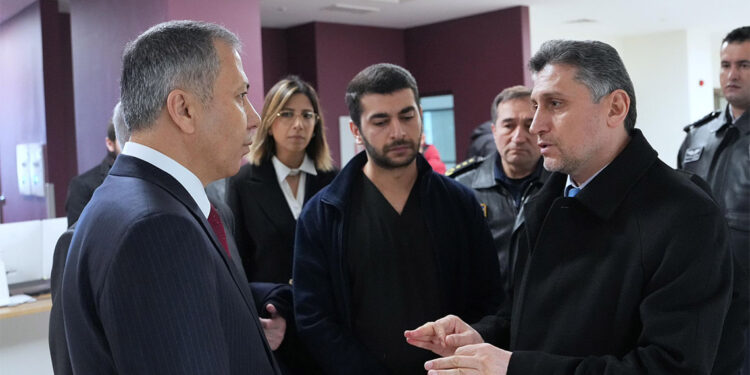 Ali Yerlikaya Gaziantep'te helikopter kazasında yaralanan polisi ziyaret etti