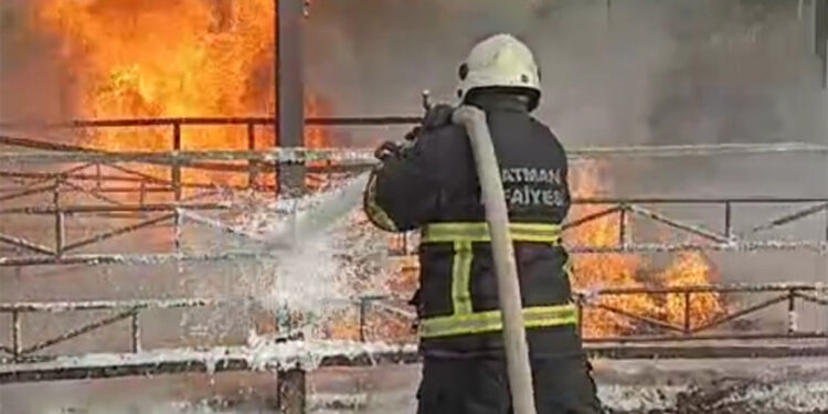 Batman'da petrol ayrıştırma kuyusunda çıkan yangın söndürüldü
