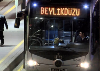 Arızalanan metrobüsü kontrol etmek için araçtan inen şoföre metrobüs çarptı