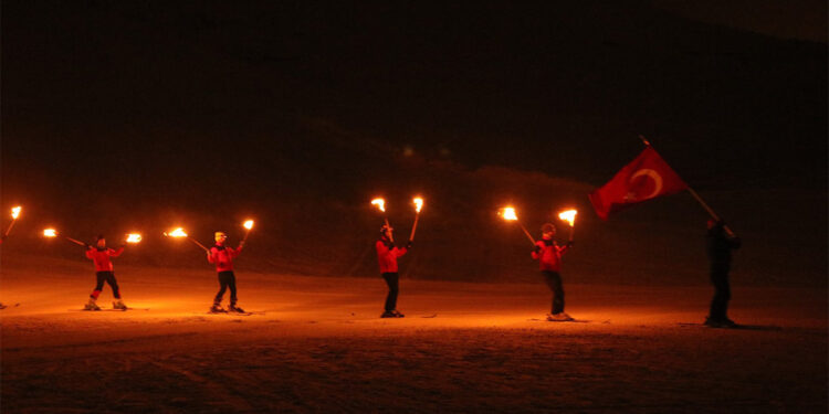 Kar Festivali ve Meşaleli Kayak gösterileri renkli görüntülere sahne oldu