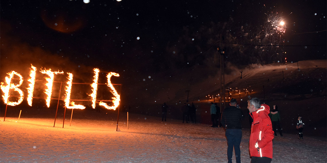 Kar Festivali ve Meşaleli Kayak gösterileri renkli görüntülere sahne oldu