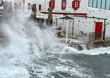 Bodrum'da kuvvetli fırtına; dalgaların boyu 3 metreyi aştı