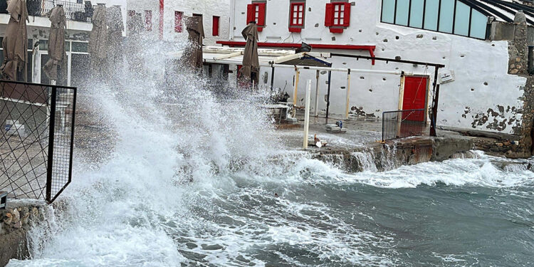 Bodrum'da kuvvetli fırtına; dalgaların boyu 3 metreyi aştı